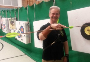 Volker schafft einen Robin Hood-Schuss